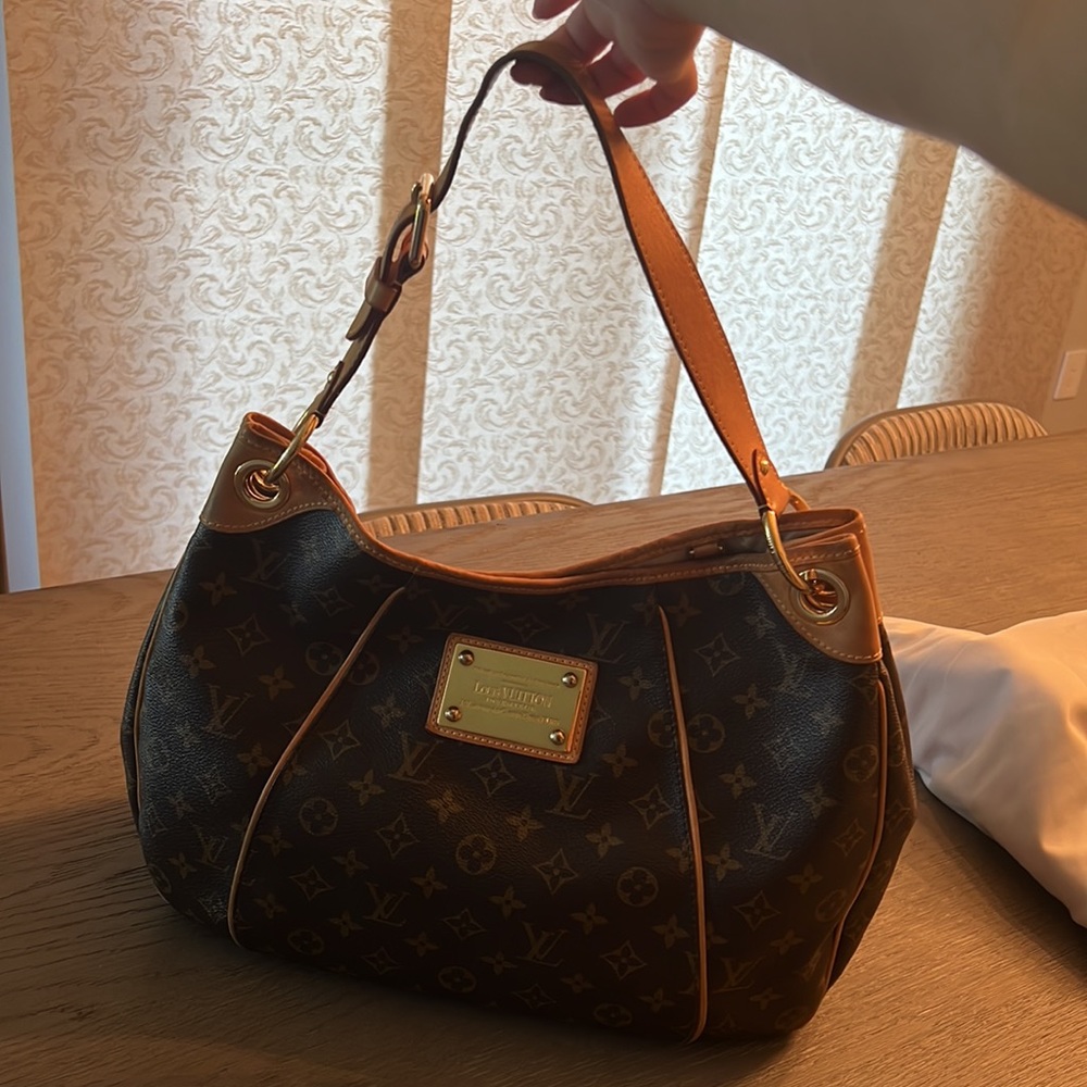 Louis Vuitton large Galliera bag used but in great shape. - Picture 6 of 13